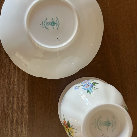 Crown Staffordshire tea cup and saucer set - Picture 3 of 3